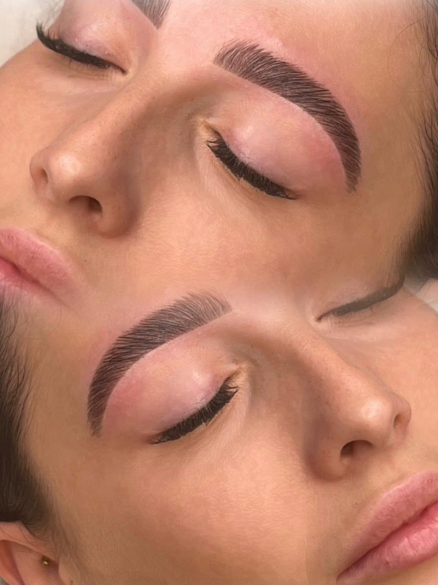 Resultaat van browlamination met hybrid tint: gelifte, gevulde wenkbrauwen